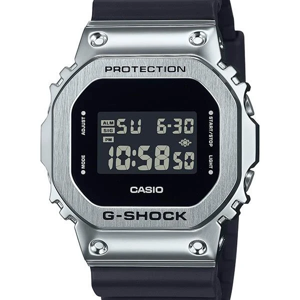 Reloj Casio GM-5600U-1JF G-SHOCK con tapa metálica cuadrada plateada para hombre