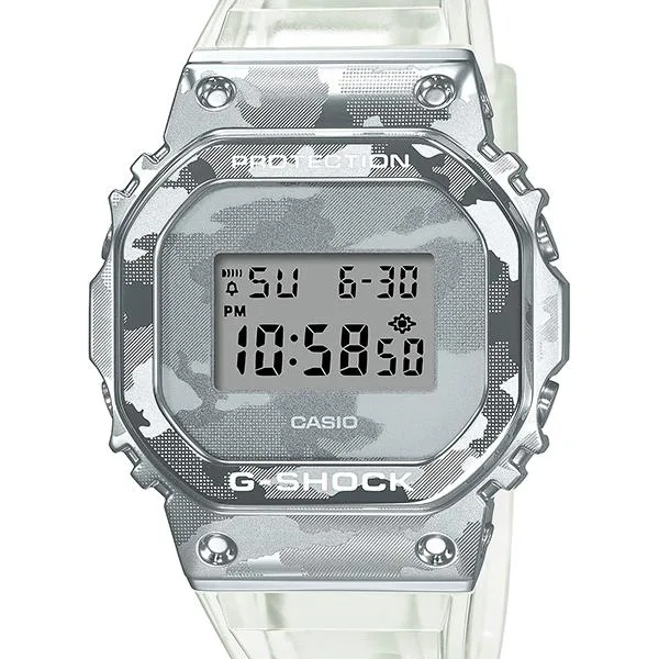 Reloj CASIO G-SHOCK GM-5600SCM-1JF con diseño de camuflaje y esqueleto metálico para hombre