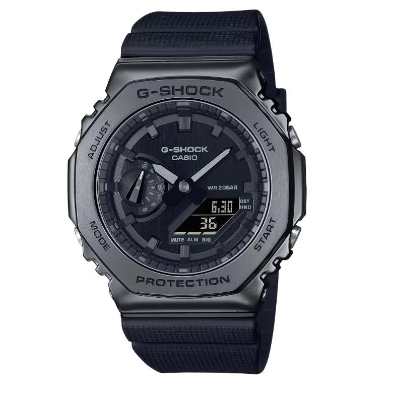 Reloj Casio G-Shock GM-2100BB-1AJF JDM negro con cubierta metálica y esfera analógica-digital para hombre.