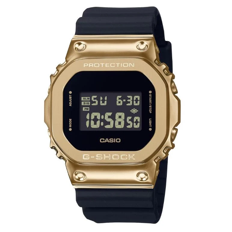 Reloj digital cuadrado para hombre CASIO G-SHOCK GM-5600G-9JF JDM negro y dorado con cubierta metálica.