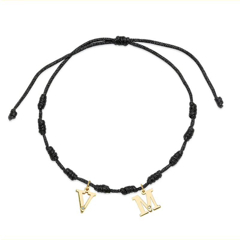 Pulsera Essenza Hilo Nudos Negra con Iniciales en Oro Amarillo 9 Kilates y Diamante