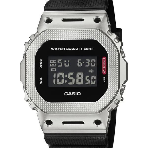 Reloj CASIO G-SHOCK GM-5600M-1JF para hombre, con caja metálica y diseño a cuadros (modelo 5600).